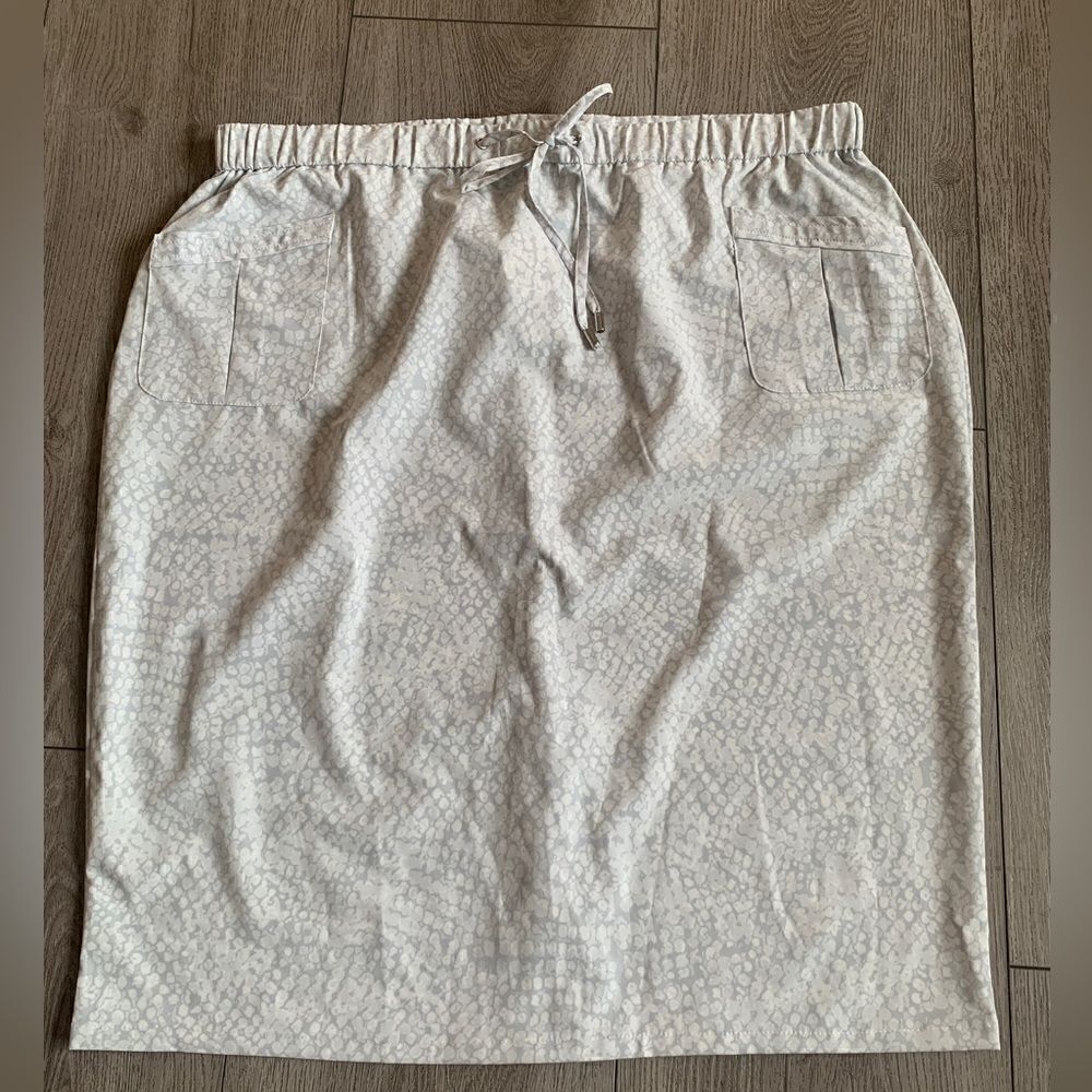 Calvin Klein woman’s knee length skirt comfortable, so fresh to use for summer